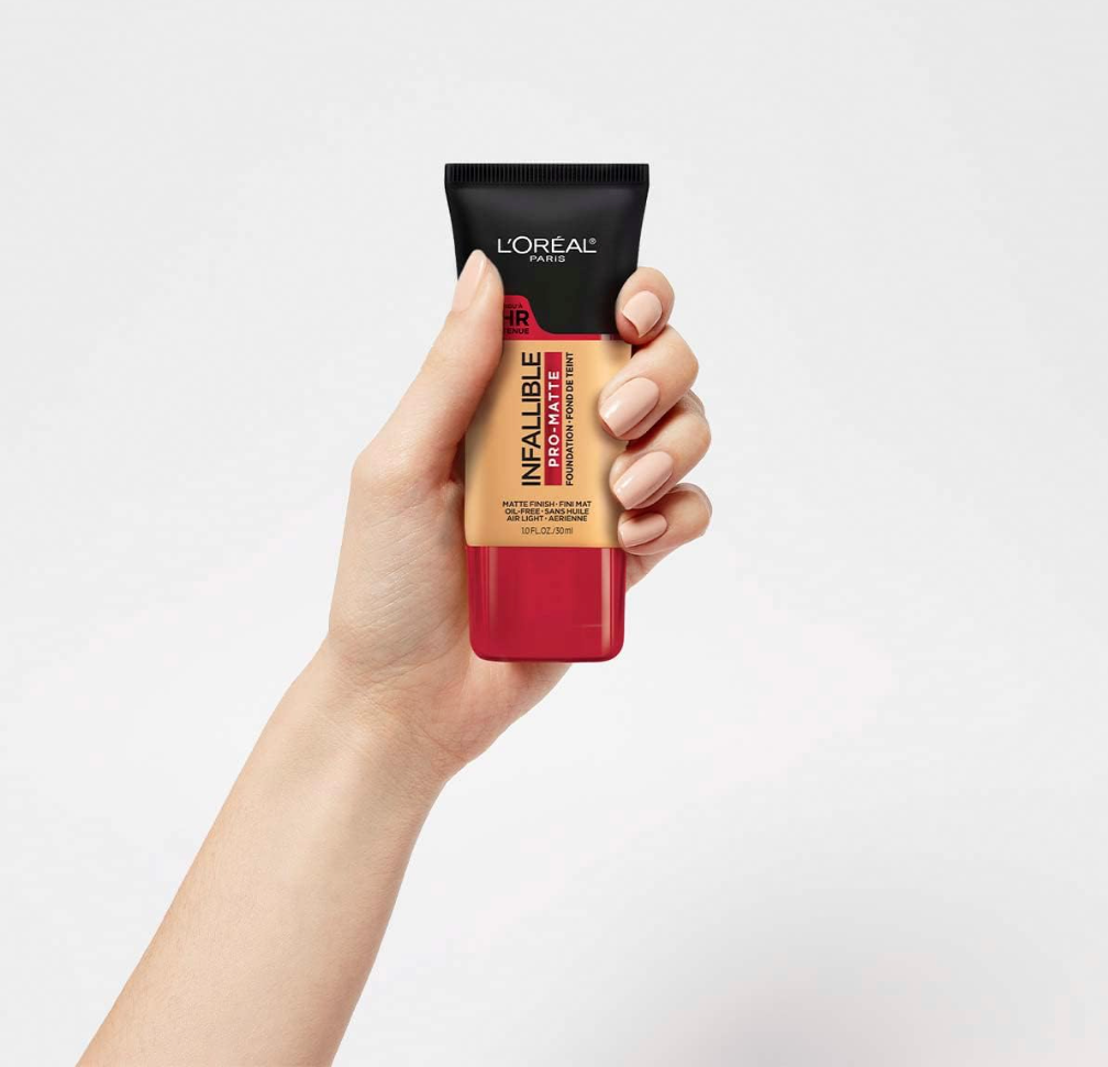 Mano sosteniendo un tubo de base L'Oréal Infallible 24H Pro-Matte.
