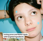 Persona usando parches hidrocoloides azules STARFACE Hydro-Stars Big Blue en el rostro