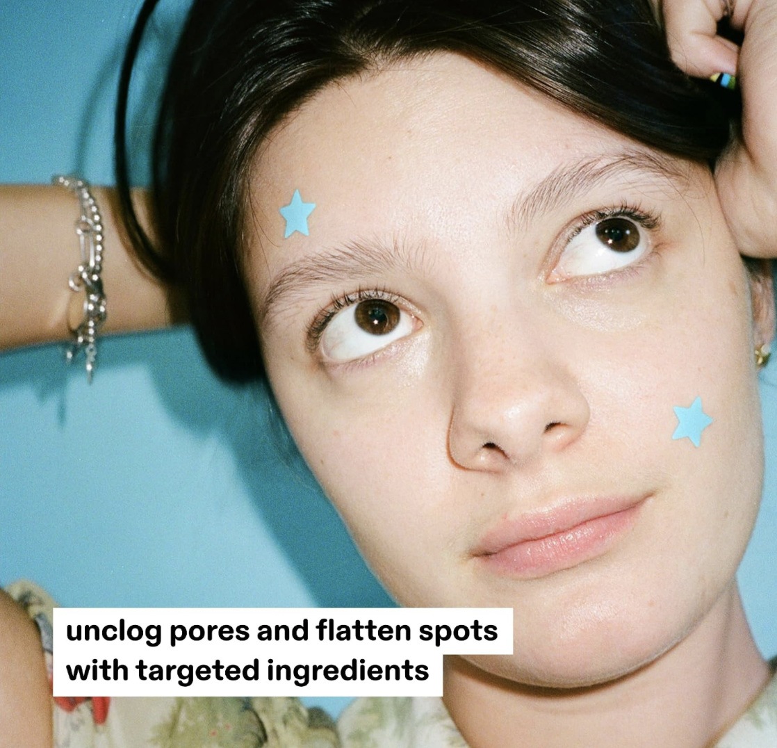 Persona usando parches hidrocoloides azules STARFACE Hydro-Stars Big Blue en el rostro